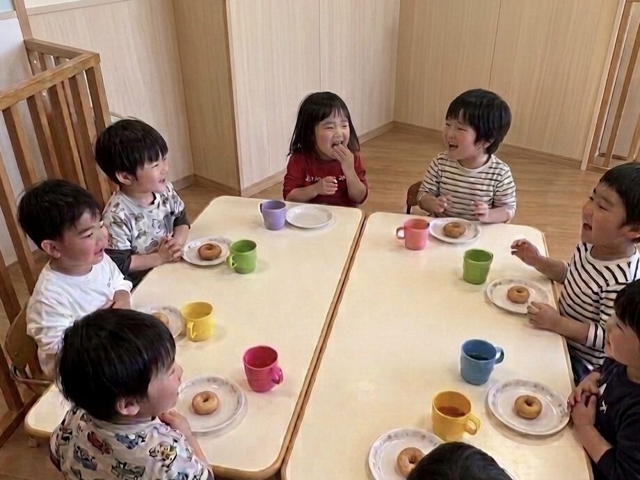 保育園や幼稚園でのおやつ風景